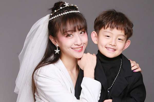 【亲子照】·2个主题·4套服装·20张精修·拍摄90分钟