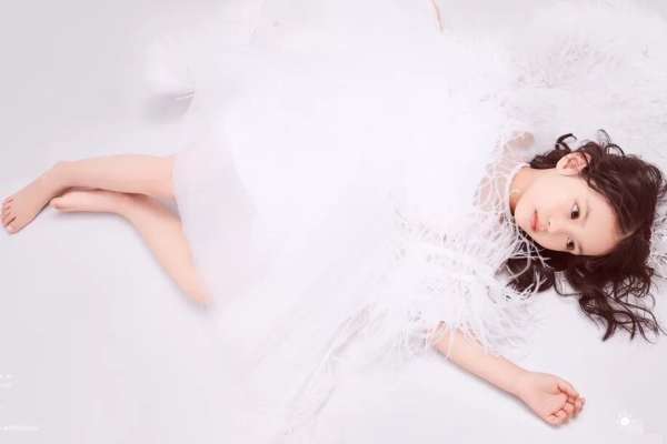 【儿童摄影】·4个主题·4套服装·30张精修·拍摄150分钟
