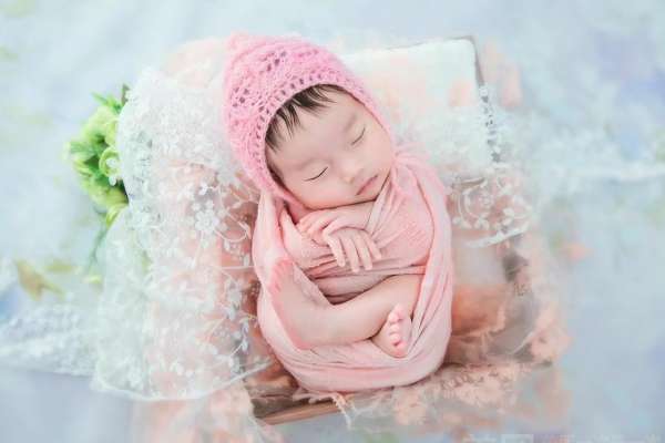 【新生儿】·3个主题·3套服装·80张精修·拍摄120分钟