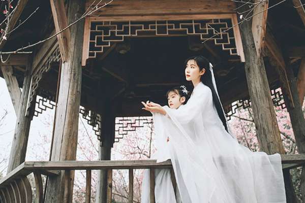 10个主题·10套服装·60张精修·拍摄120分钟