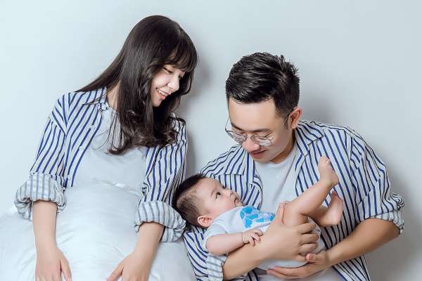 【亲子照】·3个主题·3套服装·20张精修·拍摄90分钟
