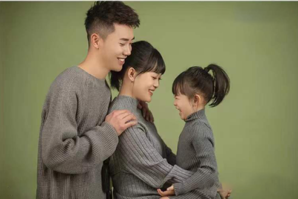 【亲子照】·4个主题·4套服装·15张精修·拍摄120分钟