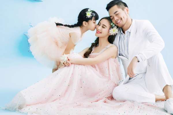 【孕妇照】·3个主题·6套服装·24张精修·拍摄180分钟