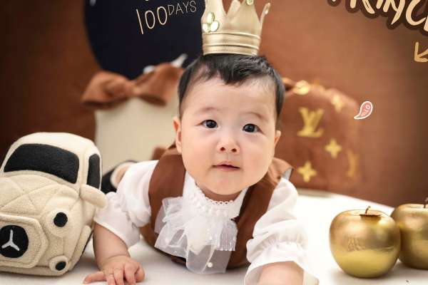 【百天照】·3个主题·3套服装·12张精修·拍摄90分钟