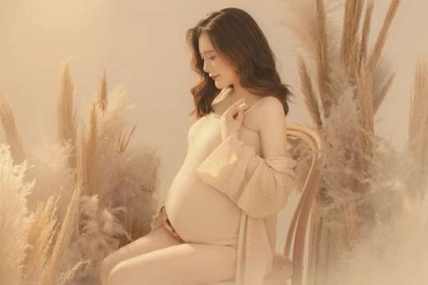 【孕妇照】·2个主题·2套服装·18张精修·拍摄120分钟