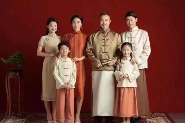 【全家福】·1个主题·4套服装·10张精修·拍摄90分钟