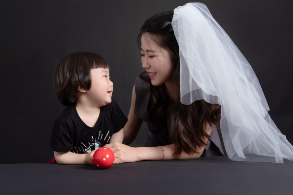 【亲子照】·1个主题·1套服装·5张精修·拍摄60分钟