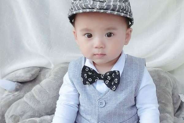 【周岁照】·3个主题·3套服装·18张精修·拍摄120分钟