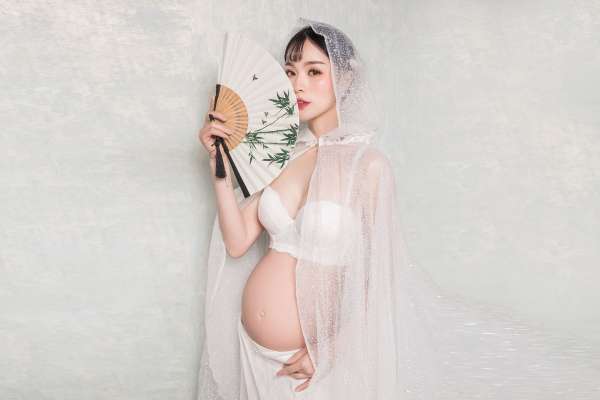 【孕妇照】·2个主题·2套服装·18张精修·拍摄150分钟
