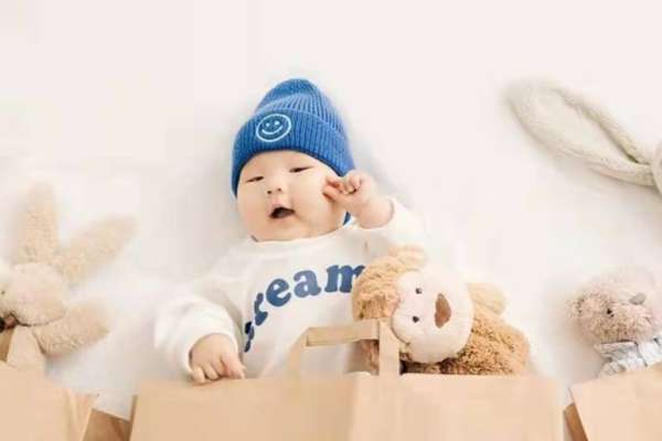 【百天照】·3个主题·6套服装·30张精修·拍摄90分钟