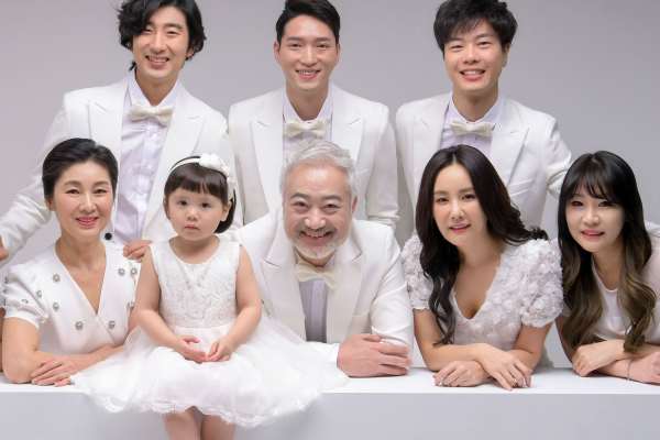 【全家福】·9个主题·12套服装·35张精修·拍摄240分钟