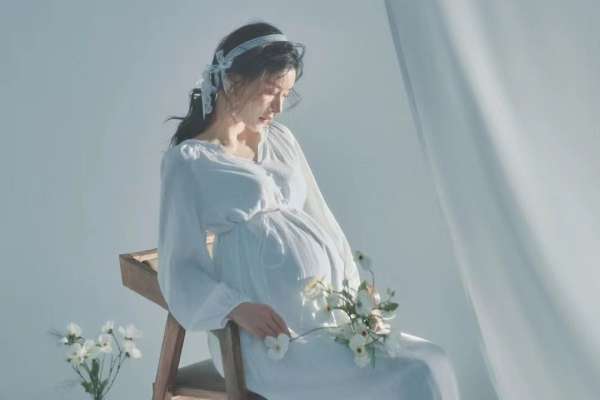 【孕妇照】·3个主题·3套服装·12张精修·拍摄90分钟
