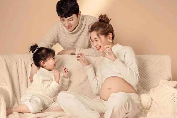 【孕妇照】·3个主题·3套服装·22张精修·拍摄180分钟