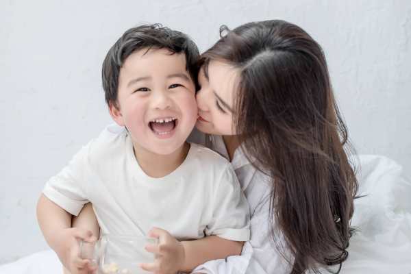 【亲子照】·3个主题·3套服装·10张精修·拍摄90分钟