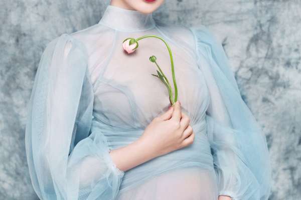 【孕妇照】·4个主题·3套服装·14张精修·拍摄90分钟