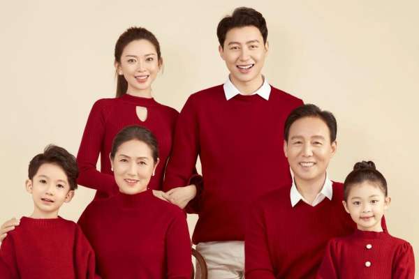 【全家福】·4个主题·4套服装·28张精修·拍摄180分钟