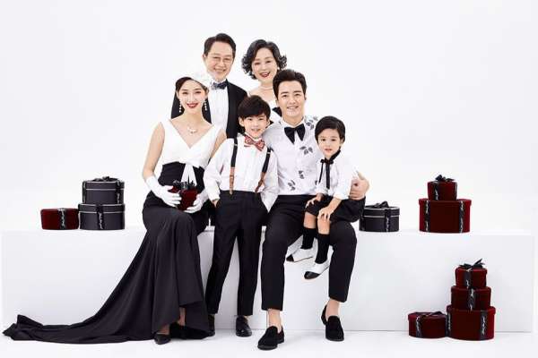 【全家福】·1个主题·1套服装·15张精修·拍摄90分钟
