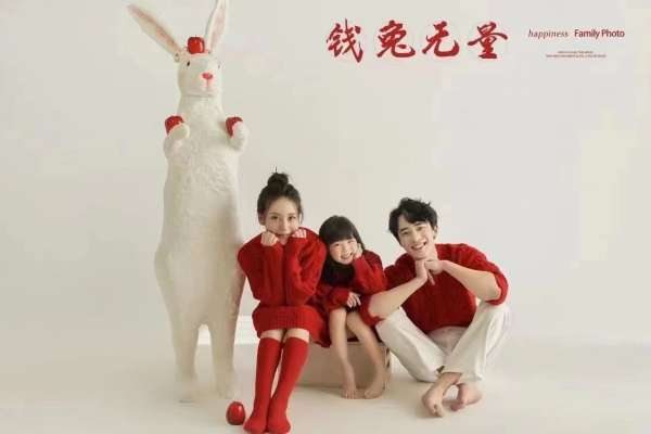 【全家福】·2个主题·1套服装·15张精修·拍摄120分钟