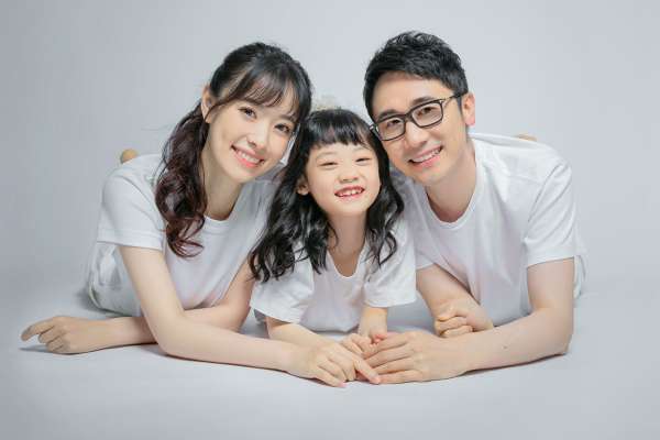 【亲子照】·3个主题·3套服装·25张精修·拍摄120分钟