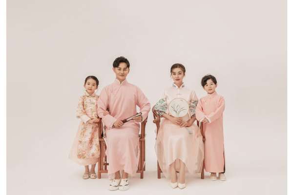 【全家福】·1个主题·1套服装·18张精修·拍摄60分钟