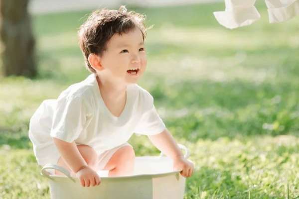 【儿童摄影】·6个主题·3套服装·18张精修·拍摄120分钟