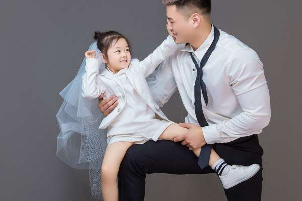 【亲子照】·2个主题·2套服装·20张精修·拍摄120分钟
