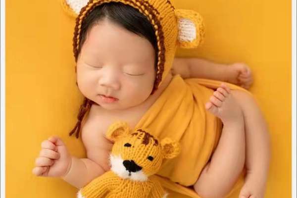【新生儿】·4个主题·4套服装·22张精修·拍摄120分钟