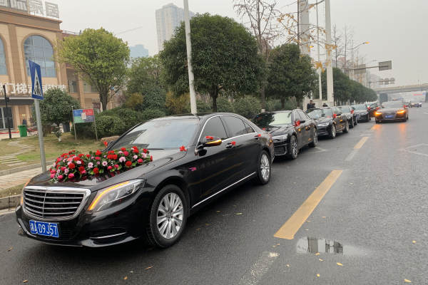 奔驰S400L+5辆奥迪A6L车队