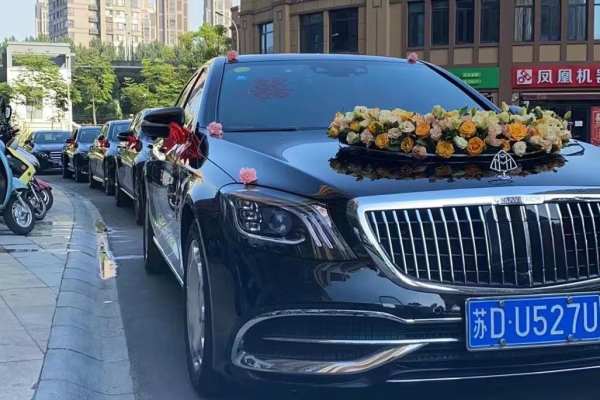奔驰迈巴赫+奔驰E级车队