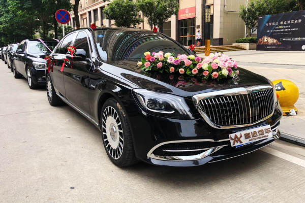 奔驰改款迈巴赫+宝马5系车队