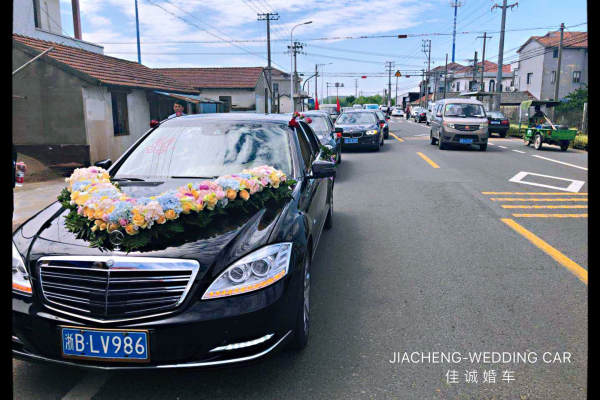 奔驰s600+宝马5系车队
