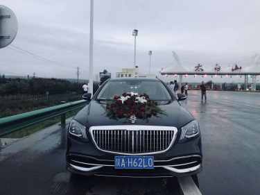 奔驰迈巴赫+5 辆奔驰E级车队