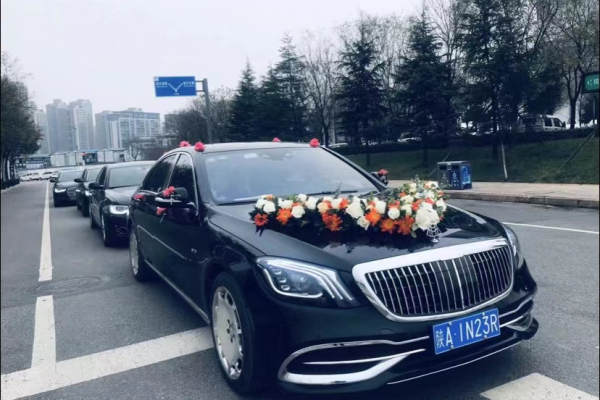奔驰奔驰迈巴赫+奔驰E级车队