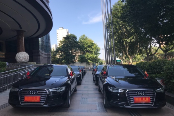 劳斯莱斯古思特+5辆奥迪A6L车队