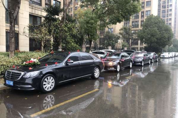奔驰S级+大众迈腾车队