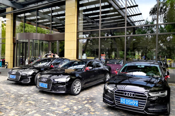 奥迪A6L+4 辆奥迪A6L,A4L车队