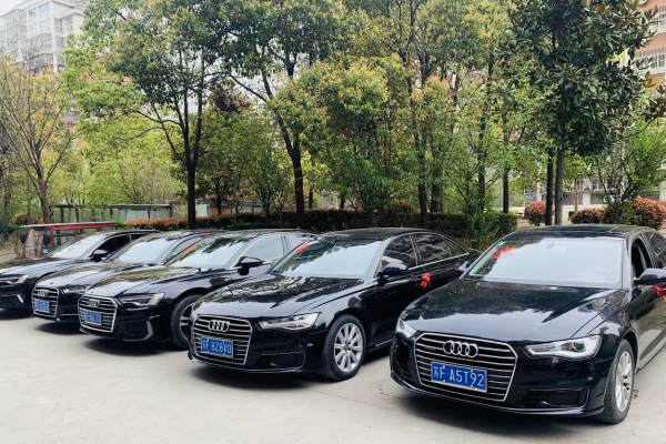 奔驰E级+4 辆奥迪A6L车队