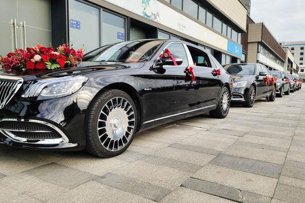 迈巴赫S450+5辆奔驰E级车队