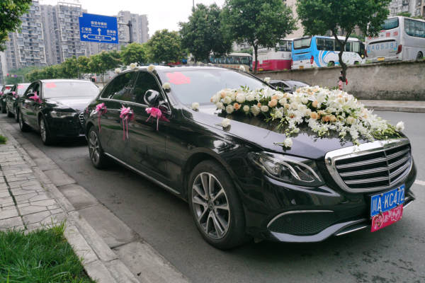 奔驰E级+5辆奥迪A6L车队