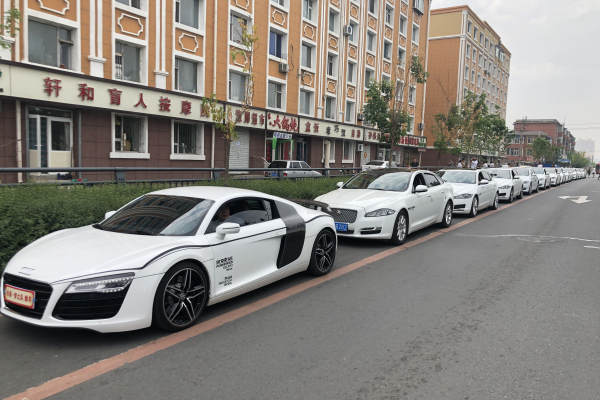 奥迪R8+捷豹XJ车队