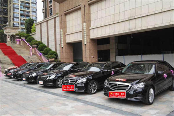 奔驰迈巴赫+奔驰E级车队