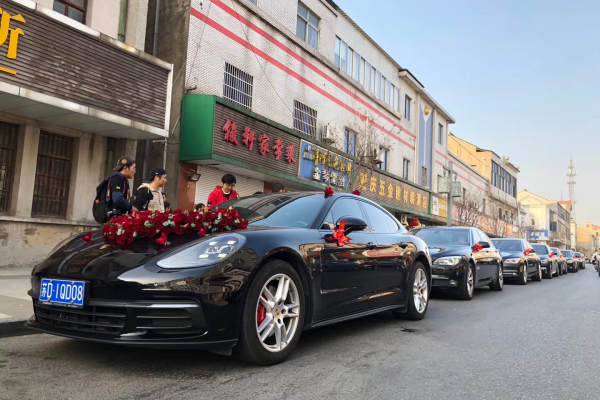 保时捷帕拉梅拉+5 辆奥迪A6L车队