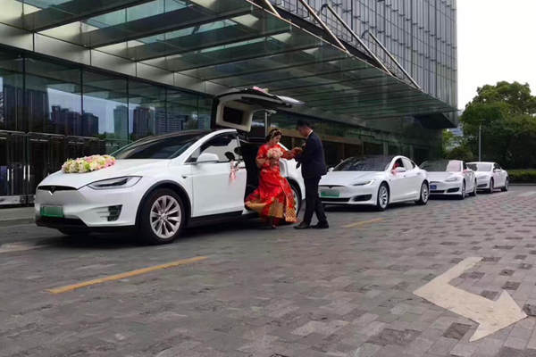 特斯拉MODELX+奥迪A6L车队