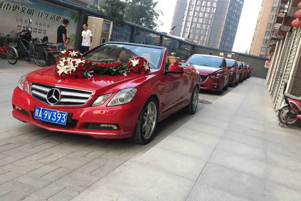 奔驰奔驰敞篷+马自达科鲁兹昂克赛拉车队