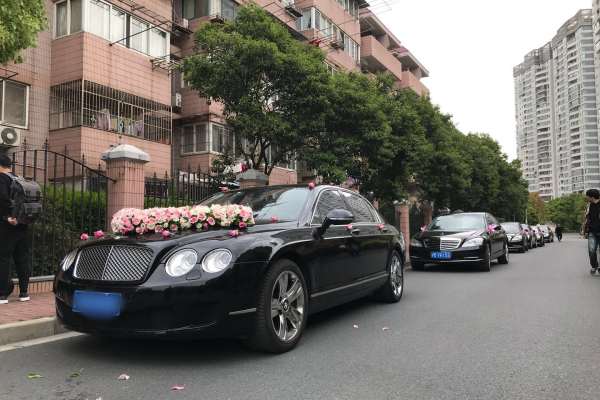 宾利+3辆奔驰E级车队