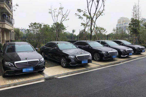 迈巴赫S400+奔驰E级车队