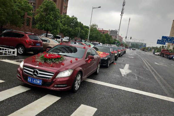 奔驰C级+5辆奥迪A6L车队