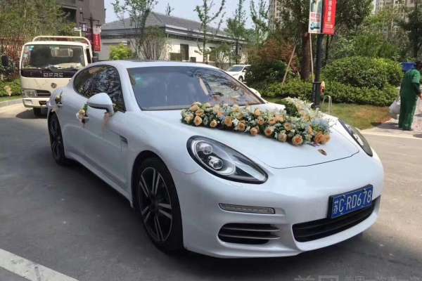 保时捷帕拉梅拉+5 辆宝马5系车队