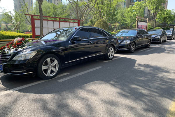 奔驰迈巴赫s400L+奔驰S级车队