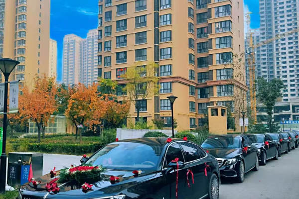 红旗H9+奔驰E级车队